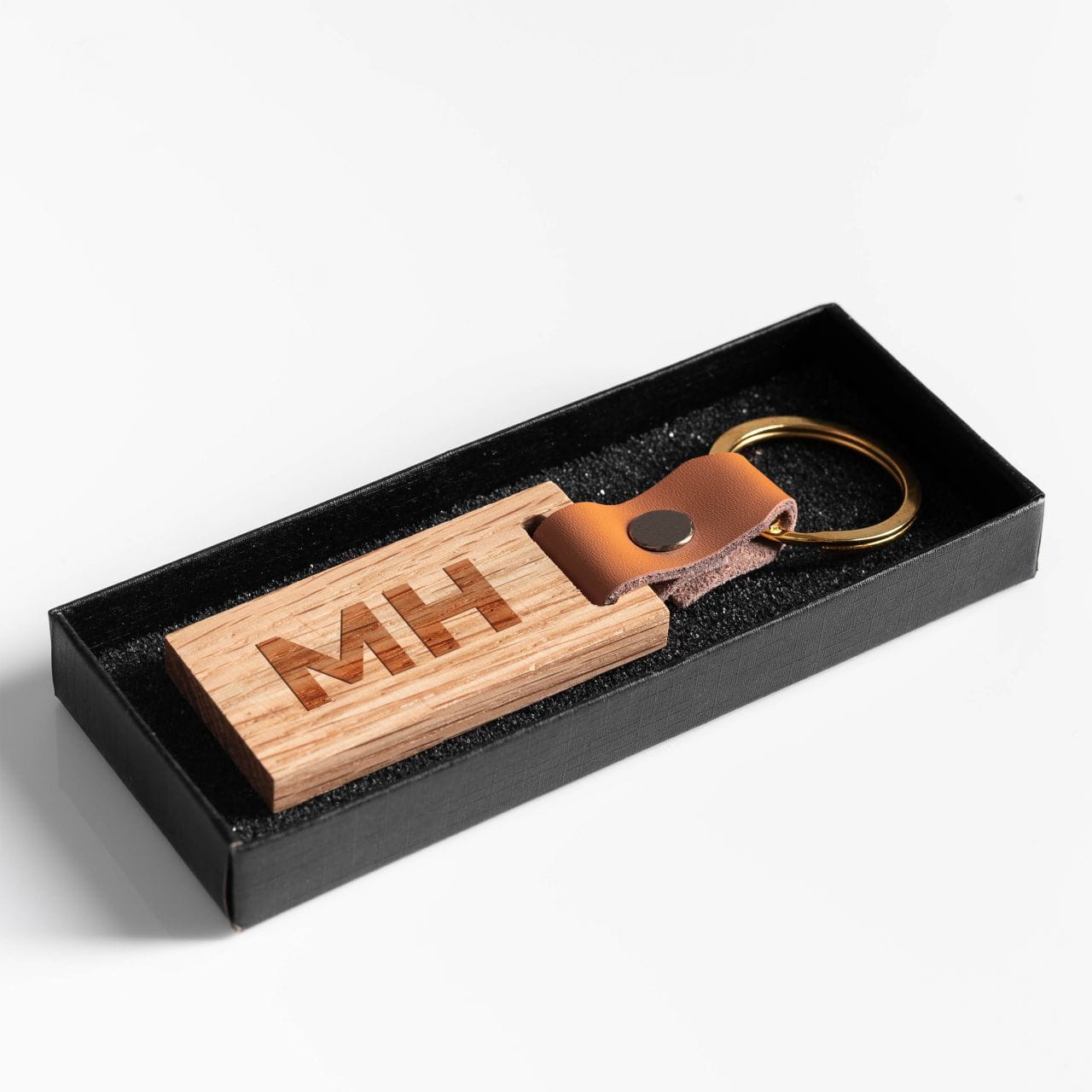Drewniany brelok z grawerem jako praktyczny pomysł na prezent z drewna
