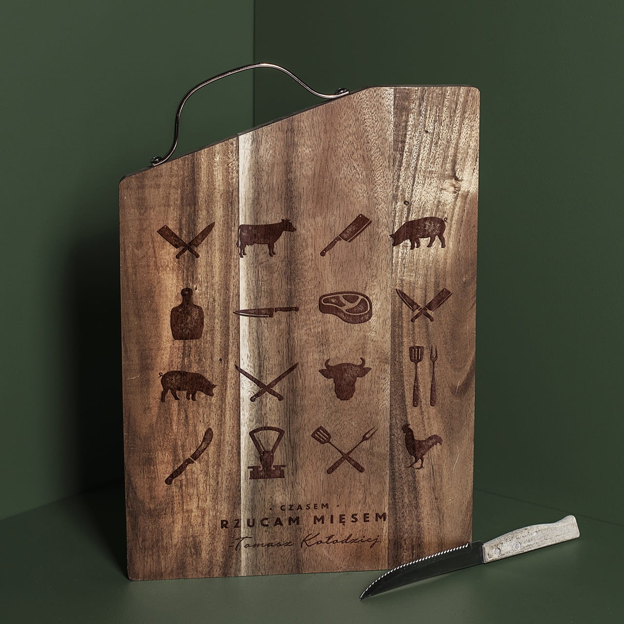 Deska do krojenia z grawerem to idealny prezent z drewna