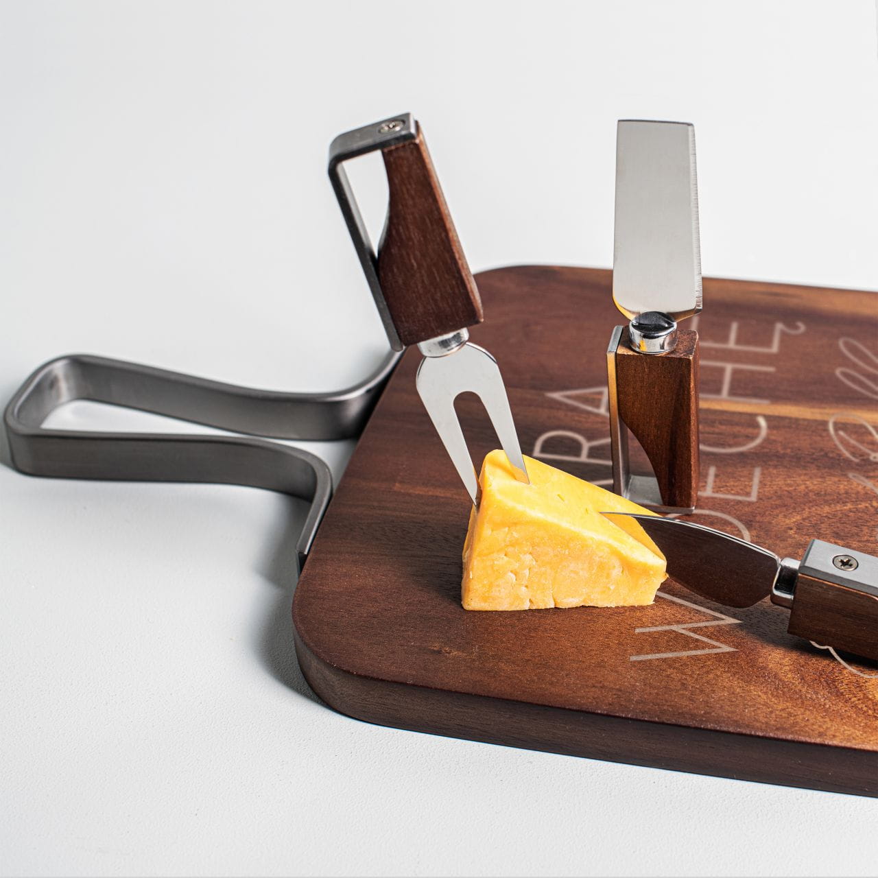Deska do serwowania serów z nożami to drewniany prezent dla zakochanej