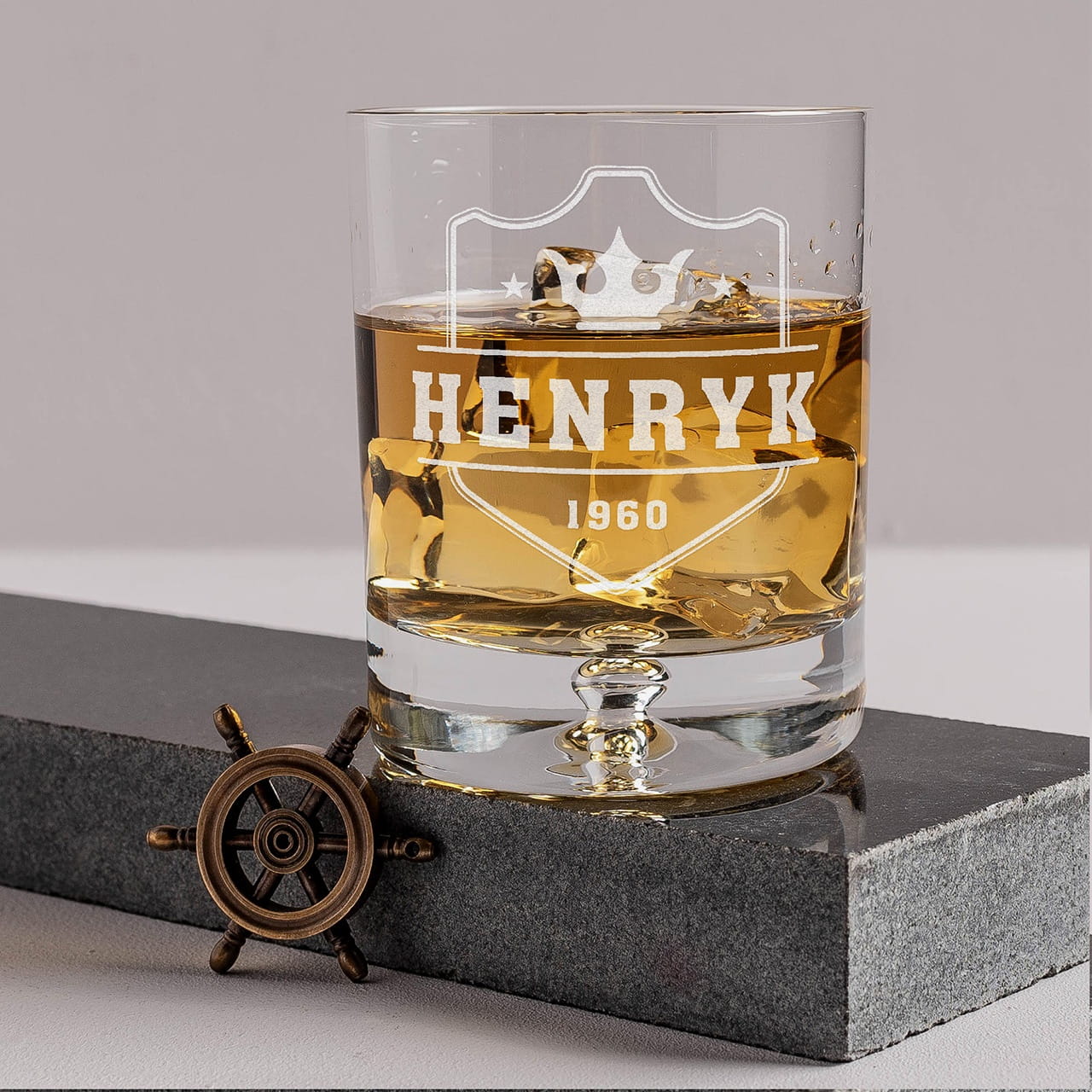 Szklanka do whisky to oryginalny na prezent dla szefa