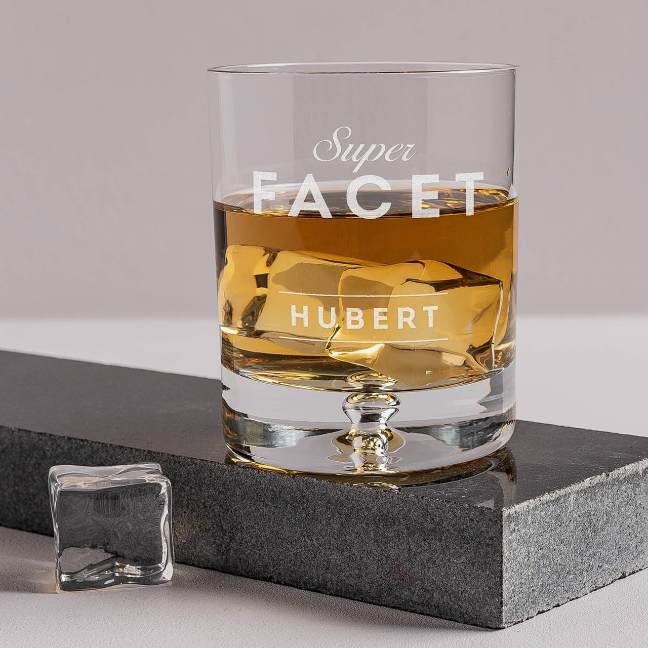 Szklanka do whisky to elegancki prezent dla pszczelarza