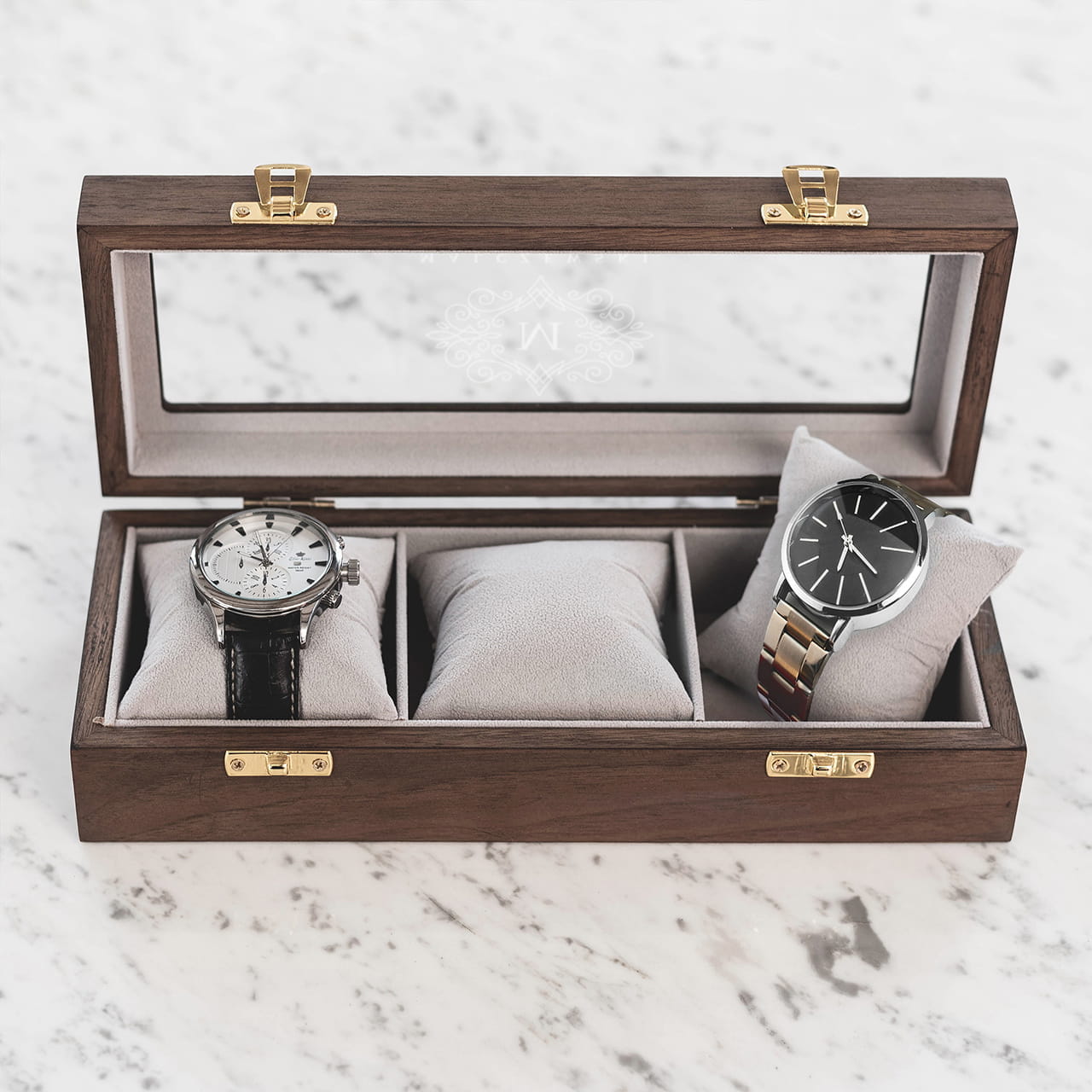 Drewniane pudełko na zegarki z grawerem to pomysł na praktyczny prezent dla szefa