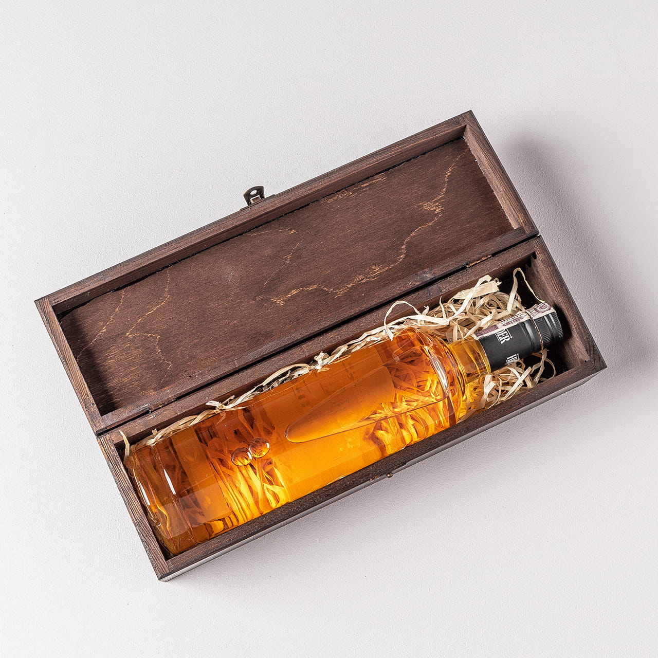 Drewniana skrzynka na whisky to pomysł na prezent z drewna na 70. urodziny i nie tylko