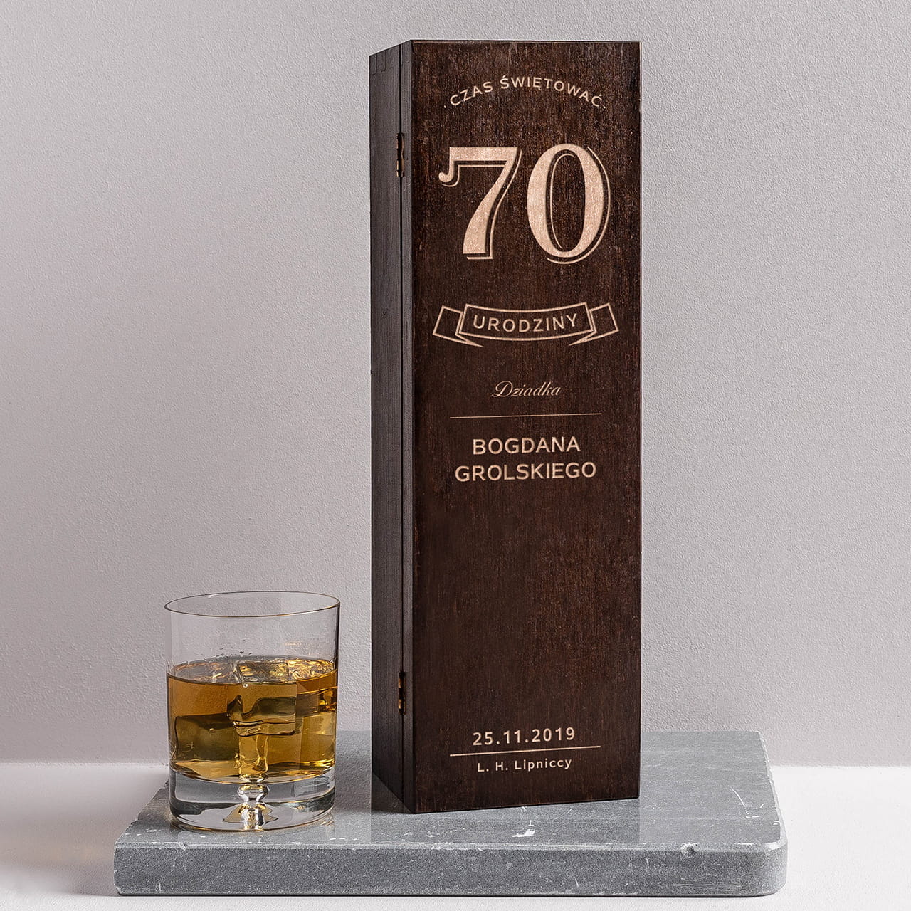 Drewniana skrzynka na whisky to pomysł na prezent z drewna na 70. urodziny i nie tylko