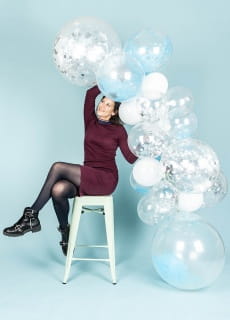 Balon z niebieskim KONFETTI w rodku 50cm
