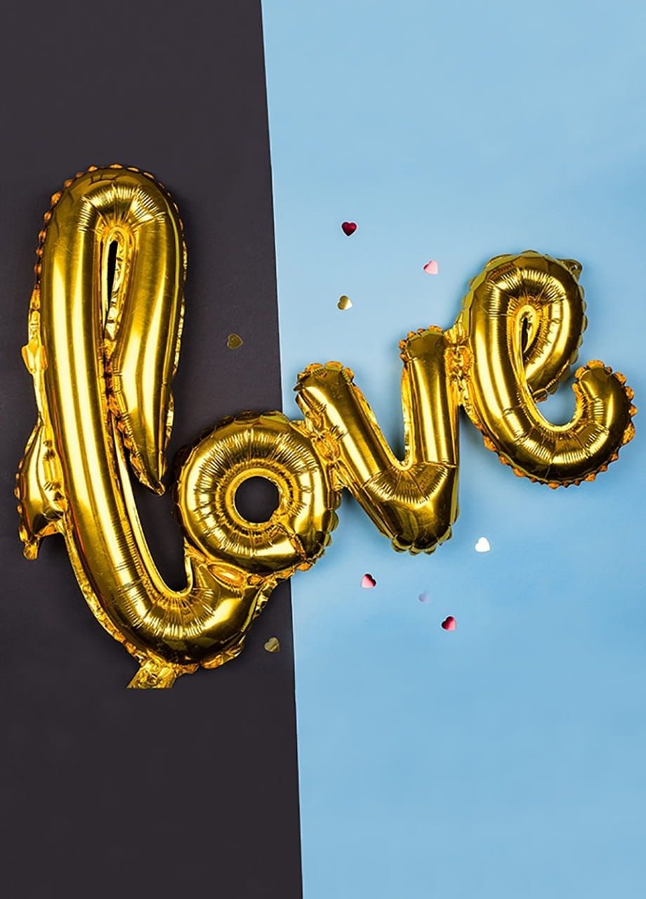 Napis z balonów LOVE na powietrze