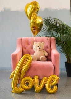 Napis z balonw LOVE na powietrze