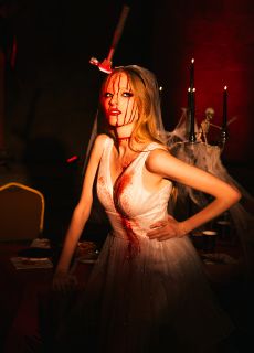 Halloweenowa opaska ZAKRWAWIONY M�OTEK akcesoria halloween gad�ety halloween dekoracje halloween