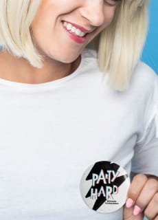 Przypinka na wiecz�r kawalerski PARTY HARD 7,5cm 