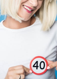 Przypinka urodzinowa ZNAK 40 gad�et na 40 urodziny