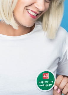 Przypinka urodzinowa ZNAK 40 zielony 7,5 cm 