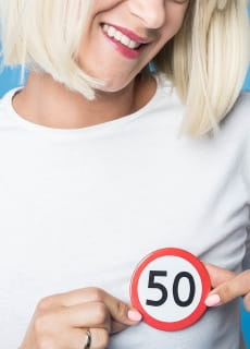 Przypinka urodzinowa ZNAK gad�et na 50 urodziny