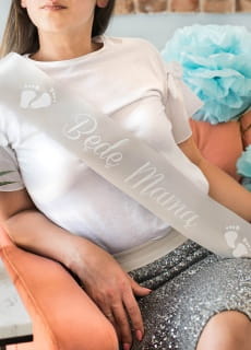 Szarfa na baby shower B�D� MAM� srebrna