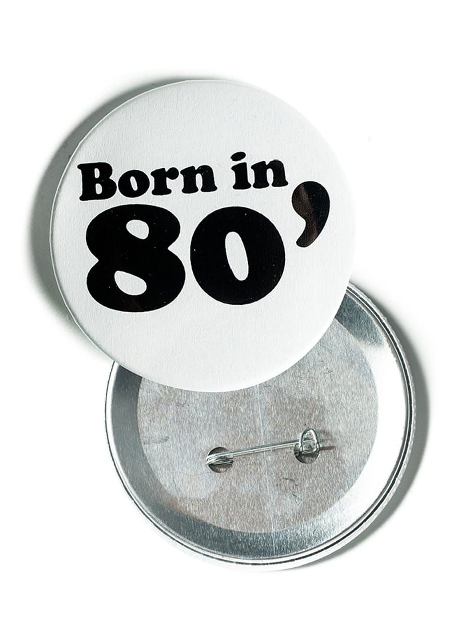 Przypinka BORN IN 80. impreza lata 80. 5cm