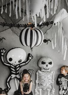 Balon DYNIA w paski czarno-biae ozdoba na halloween dekoracja na halloween dekoracja halloweenowa