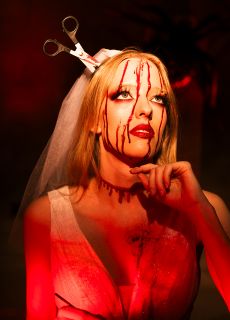 Halloweenowa opaska NO�YCZKI wbite w g�ow� akcesoria halloween gad�ety halloween