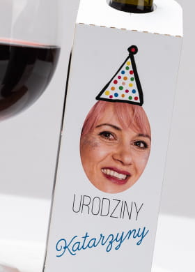 Zawieszki na butelki URODZINOWA CZAPECZKA (4 szt.) zawieszki na alkohol dekoracje urodzinowe dekoracje sto�u