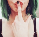 Zdj�cie osoby, kt�ra kupi�a Zielona peruka z grzywk� Fever LOLA peruka cosplay