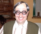 Zdjcie osoby, ktra kupia mieszne okulary NERD - denka od butelek