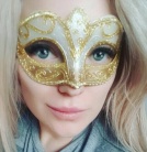 Zdjcie osoby, ktra kupia Maska zota