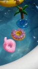Zdjcie osoby, ktra kupia Dmuchana podstawka na napoje DONUT gadety do basenu