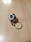 Zdjcie osoby, ktra kupia Breloczki PIKA NONA upominki dla goci na urodziny pikarza (12szt.)