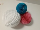 Zdjcie osoby, ktra kupia Rozety z papieru HONEYCOMB pastelowe (3szt.)