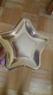 Zdjcie osoby, ktra kupia Talerzyki papierowe gold GWIAZDKA zote 18cm (6szt.)