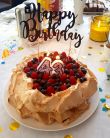 Zdjcie osoby, ktra kupia Topper na tort urodzinowy HAPPY BIRTHDAY czarny