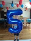 Zdjcie osoby, ktra kupia Balon foliowy CYFRA 5 niebieski 100cm