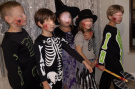 Zdjcie osoby, ktra kupia Tatuae tymczasowe na Halloween KRWAWE RANY mix