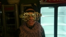 Zdjcie osoby, ktra kupia Wielkie okulary MEGA DOLARY