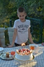 Zdjcie osoby, ktra kupia wieczki HAPPY BIRTHDAY zote wieczki