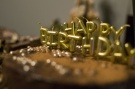 Zdjcie osoby, ktra kupia wieczki HAPPY BIRTHDAY zote wieczki