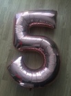 Zdjcie osoby, ktra kupia Balon foliowy CYFRA 5 rowe zoto 86cm