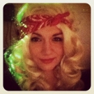 Zdjcie osoby, ktra kupia Peruka PIN UP lata 40. blond