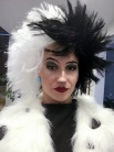 Zdjcie osoby, ktra kupia Peruka CRUELLA czarno-biaa 