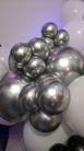 Zdjcie osoby, ktra kupia Srebrne balony CHROM lateksowe 30 cm (50szt.)