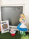 Zdjcie osoby, ktra kupia Dekoracja kartonowa ALICJA W KRAINIE CZARW